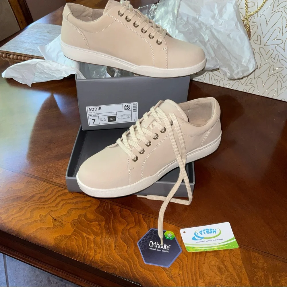 LADIES TAN LEATHER FASHION SNEAKERS, ABEO BRAND, SIZE 7, CUTE & COMFY NWT - Picture 2 of 9